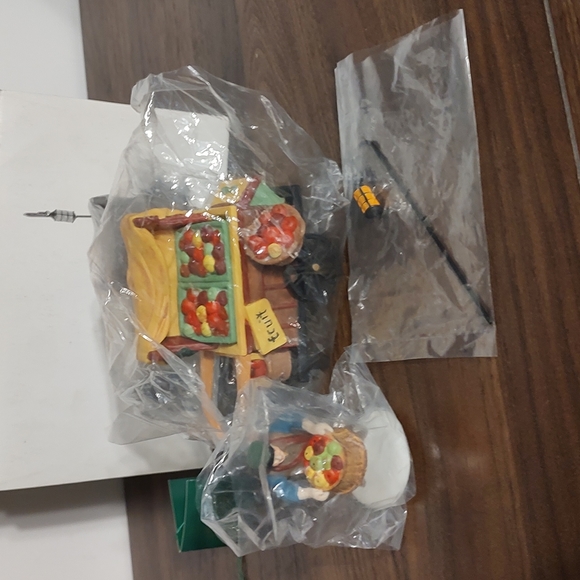 Department 56 the heritage Village Collection Chelsea market fruit monger & cart - Picture 6 of 9